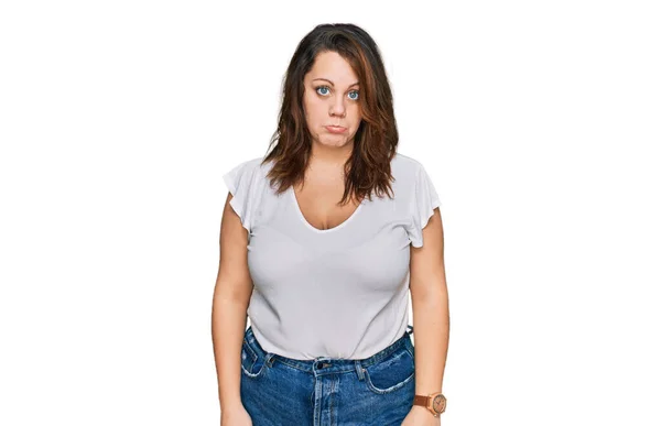 Junge Size Frau Lässigem Weißem Shirt Deprimiert Und Besorgt Weint — Stockfoto