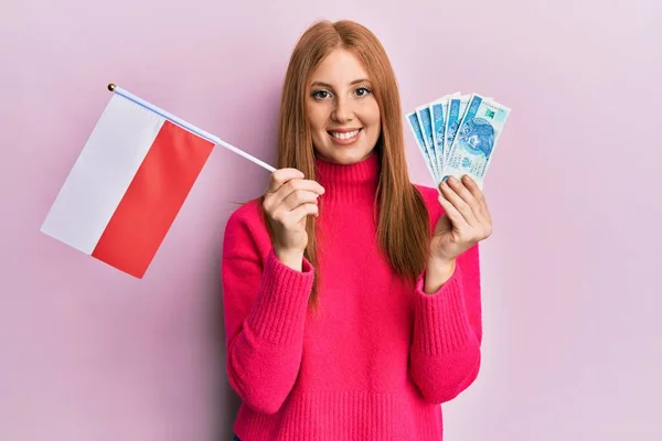 Jonge Ierse Vrouw Met Vlag Van Polen Zloty Bankbiljetten Glimlachend — Stockfoto