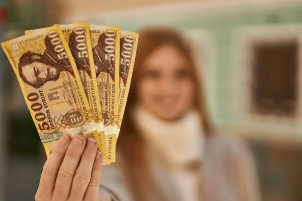 Joven Pelirroja Sonriendo Feliz Sosteniendo Los Billetes Forinto Húngaros Ciudad — Foto de Stock