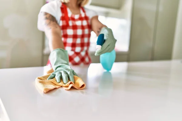 Meisje Schoonmaaktafel Keuken — Stockfoto