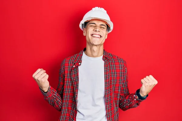 Mimar Şapkalı Genç Spanyol Adam Çok Mutlu Heyecanlı Kolları Havada — Stok fotoğraf