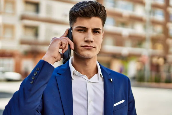 Junger Mann Spricht Auf Der Straße Anzug Mit Dem Smartphone — Stockfoto