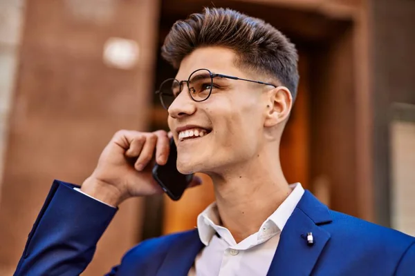 Joven Hablando Teléfono Inteligente Con Traje Gafas Calle —  Fotos de Stock