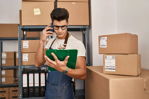 Young Hispanic Man Ecommerce Business Worker Talking Smartphone Office — Fotografia de Stock