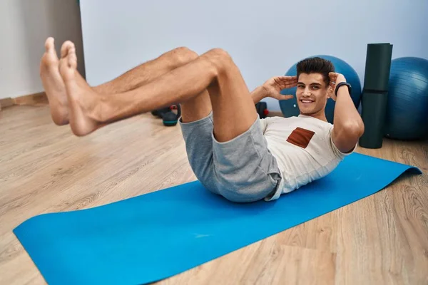 Young Hispanic Man Smiling Confident Training Abs Exercise Sport Center — ストック写真