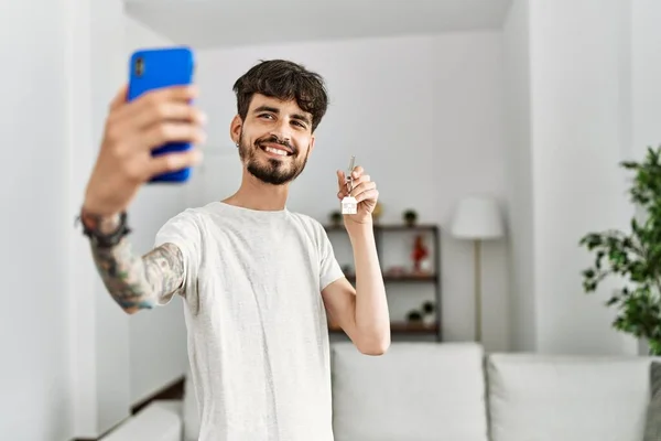 Genç Spanyol Adam Elinde Yeni Evin Anahtarı Olan Akıllı Telefonun — Stok fotoğraf