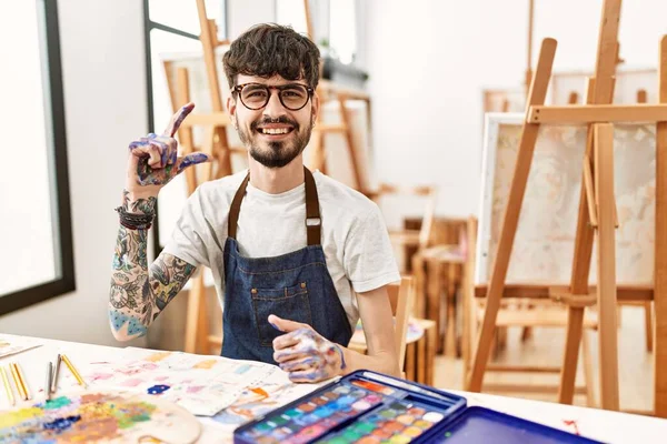 Hispanic Man Beard Art Studio Smiling Confident Gesturing Hand Doing — 스톡 사진