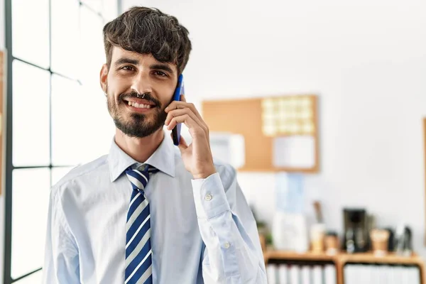 Молодий Іспаномовний Бізнесмен Розмовляє Смартфону Працює Офісі — стокове фото