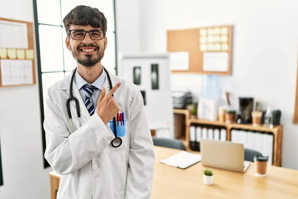 Hombre Hispano Con Barba Vistiendo Uniforme Médico Estetoscopio Oficina Alegre —  Fotos de Stock