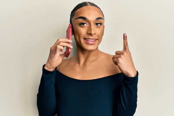 Homem Transexual Hispânico Vestindo Maquiagem Cabelos Longos Conversando Smartphone Sorrindo — Fotografia de Stock