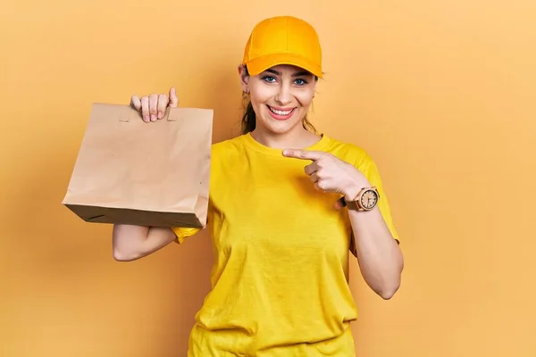 Ung Latinamerikansk Kvinna Håller Bort Papperspåsen Ler Glad Pekar Med — Stockfoto