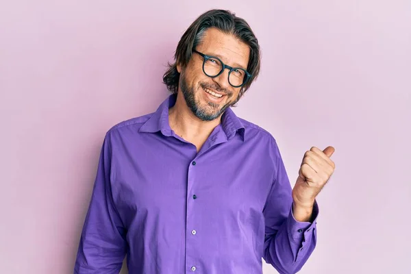 Middle Age Handsome Man Wearing Casual Clothes Glasses Pointing Thumb — ストック写真