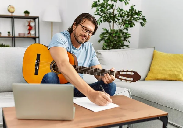 Homem Caucasiano Meia Idade Compondo Música Usando Guitarra Laptop Casa — Fotografia de Stock