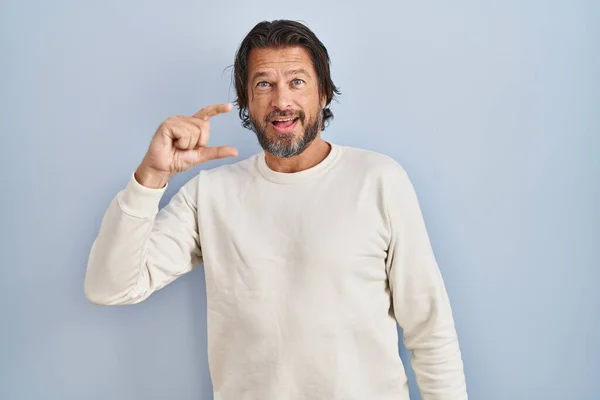 Schöner Mann Mittleren Alters Lässigem Pullover Vor Blauem Hintergrund Lächelnd — Stockfoto