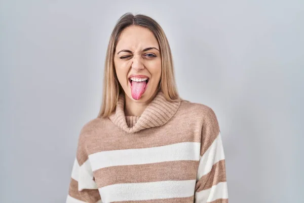 Młoda Blondynka Ubrana Sweter Golfem Odizolowanym Tle Wystaje Języczkiem Szczęśliwa — Zdjęcie stockowe