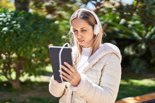Young Woman Using Touchpad Park — Stock Fotó