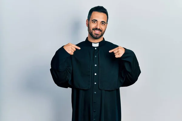 Hombre Hispano Guapo Con Barba Vestido Sacerdote Católico Que Mira —  Fotos de Stock