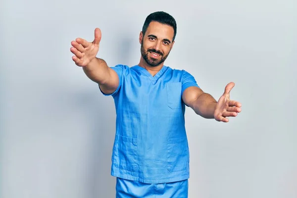 Homem Hispânico Bonito Com Barba Vestindo Uniforme Enfermeira Azul Masculino — Fotografia de Stock