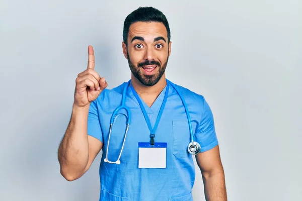 Een Knappe Spaanse Man Met Een Baard Doktersuniform Met Een — Stockfoto