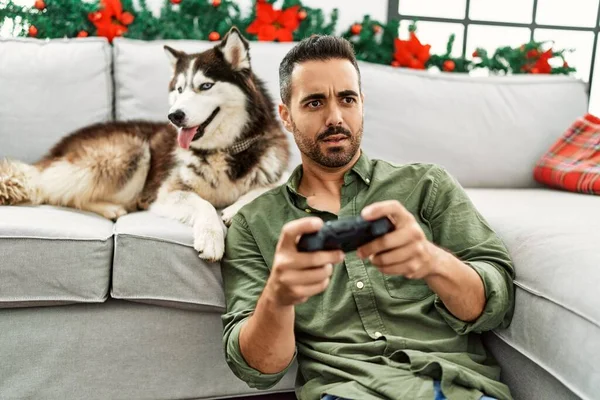 Jonge Spaanse Man Spelen Video Game Zitten Bank Met Hond — Stockfoto