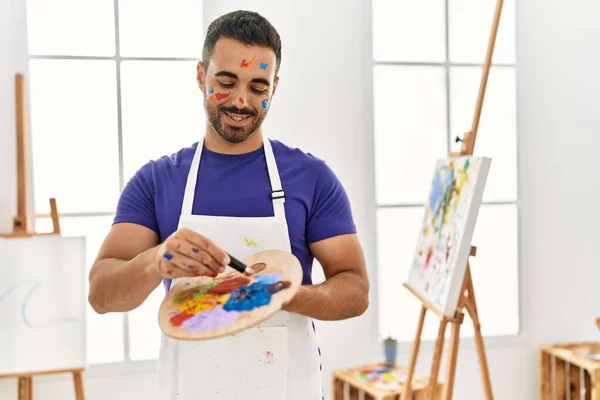 Joven Hombre Hispano Sonriendo Confiado Mezclando Color Paleta Estudio Arte — Foto de Stock