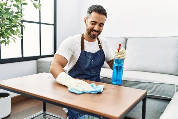 Ung Latinamerikan Man Rengöringsbord Med Spruta Hemma — Stockfoto