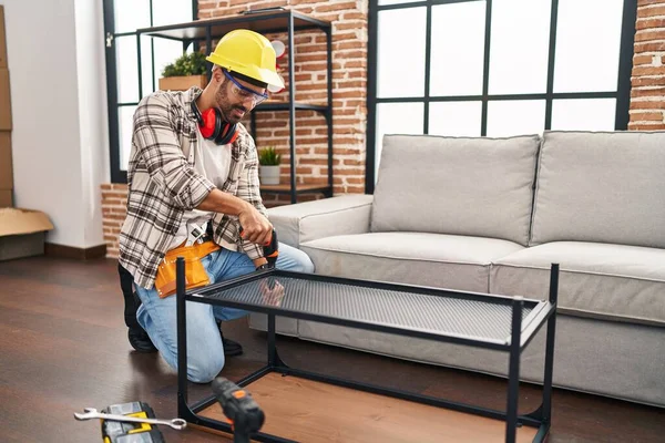 Giovane Ispanico Uomo Lavoratore Sorridente Fiducioso Riparando Tavolo Casa — Foto Stock