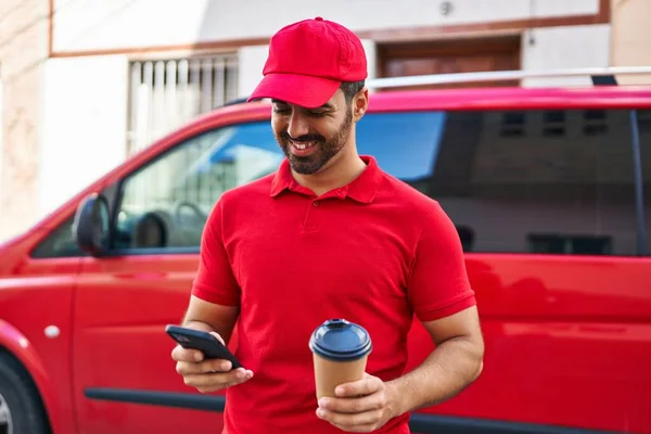 Ung Latinamerikansk Man Kurir Med Smartphone Dricka Kaffe Gatan — Stockfoto