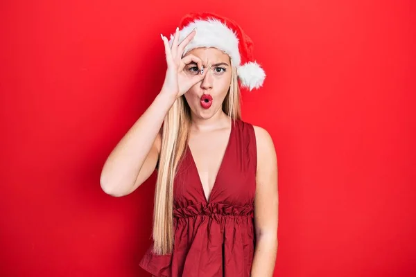 Joven Chica Rubia Con Sombrero Navidad Haciendo Gesto Impactado Con — Foto de Stock
