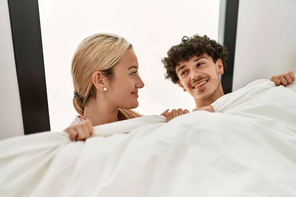 Jovem Lindo Casal Deitado Cama Cobrindo Com Cobertor Casa — Fotografia de Stock