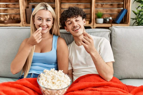 Unga Par Tittar Film Och Äter Popcorn Sitter Soffan Hemma — Stockfoto