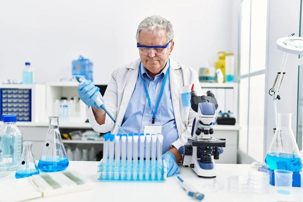 Mężczyzna Średnim Wieku Mundurze Naukowca Używający Pipety Laboratorium — Zdjęcie stockowe