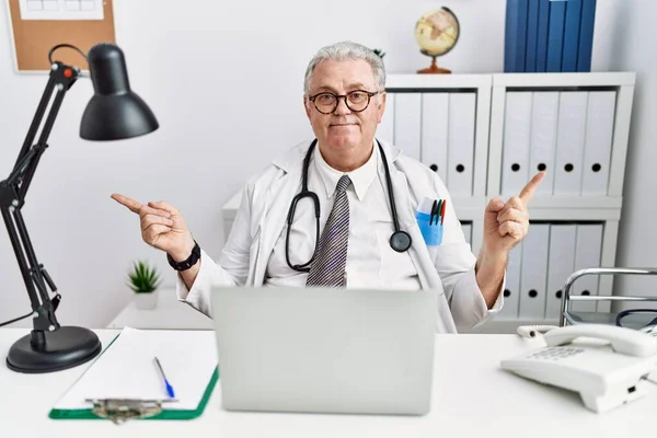 Senior Caucasian Man Wearing Doctor Uniform Stethoscope Clinic Smiling Confident — 스톡 사진