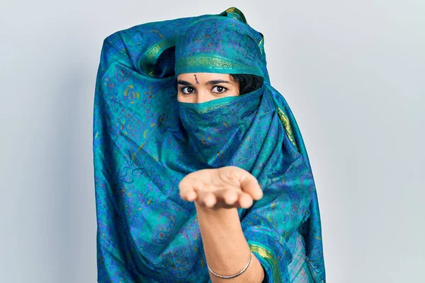 Jonge Indische Vrouw Dragen Sari Bedekking Hoofd Gezicht Doen Elegante — Stockfoto