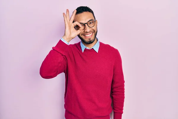 大胡子的西班牙裔男人 身穿商务衬衫 戴着眼镜 手握微笑 用手指看着幸福的脸 摆出一副不错的姿势 — 图库照片
