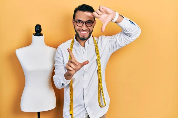 Hombre Hispano Con Barba Modista Diseñador Pie Por Maniquí Sonriendo — Foto de Stock