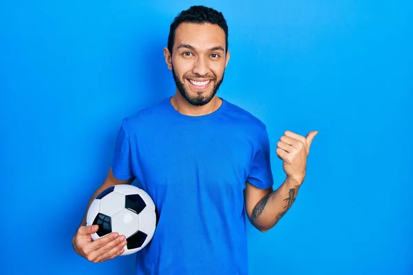 Латиноамериканець Бородою Тримає Футбольний Посміхаючись Щасливим Обличчям Вказуючи Бік Великим — стокове фото