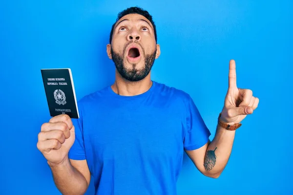 Hispánec Plnovousem Italským Pasem Užaslý Překvapený Když Vzhlédl Ukázal Prsty — Stock fotografie