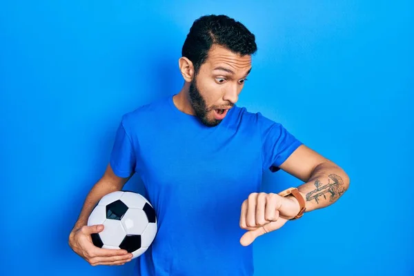 Hombre Hispano Con Barba Sosteniendo Pelota Fútbol Mirando Reloj Preocupado —  Fotos de Stock