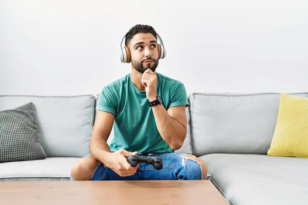 Pohledný Hispánský Muž Sluchátkách Při Hraní Videohry Drží Ovladač Vážný — Stock fotografie