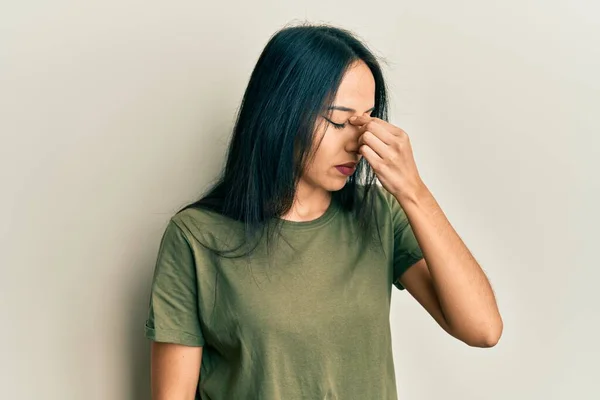若いヒスパニック系の女の子のシャツを着て疲れ摩擦鼻や目の疲労感や頭痛 ストレスとフラストレーションの概念 — ストック写真