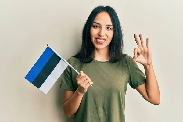 Jong Spaans Meisje Met Estonia Vlag Doet Teken Met Vingers — Stockfoto