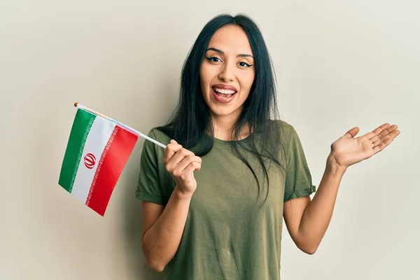 Jong Hispanic Meisje Houden Iran Vlag Vieren Prestatie Met Vrolijke — Stockfoto