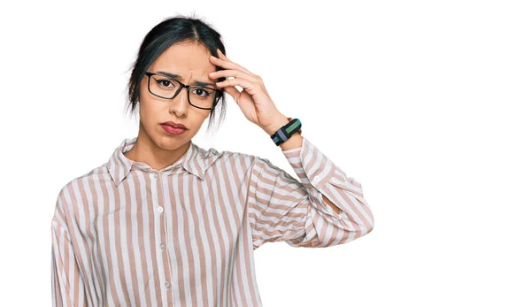 Junge Hispanische Mädchen Lässiger Kleidung Und Brille Besorgt Und Gestresst — Stockfoto