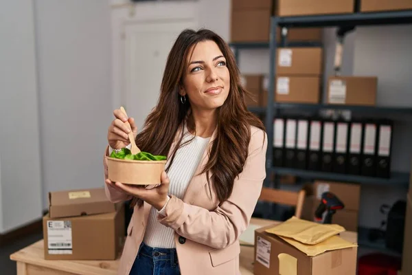 Young Hispanic Woman Ecommerce Business Worker Eating Salad Office — Stock Photo, Image