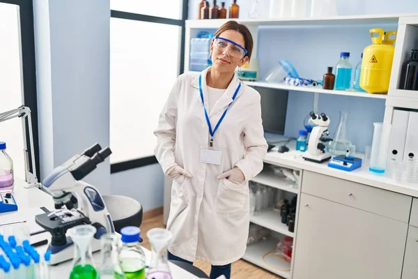 Ung Latinamerikansk Kvinna Forskaruniform Stående Laboratoriet — Stockfoto