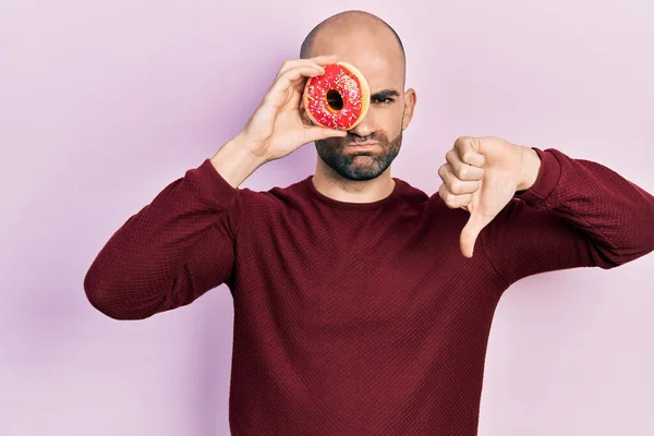 Young Bald Man Holding Tasty Colorful Doughnut Eye Angry Face — Stock Photo, Image