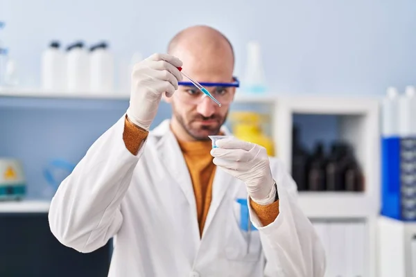 Jovem Cientista Medindo Líquido Laboratório — Fotografia de Stock