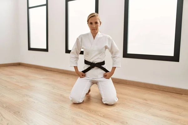Mujer Joven Caucásica Entrenando Karate Centro Deportivo — Foto de Stock