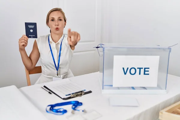 Mujer Rubia Joven Las Elecciones Campaña Política Celebración Pasaporte Alemania — Foto de Stock